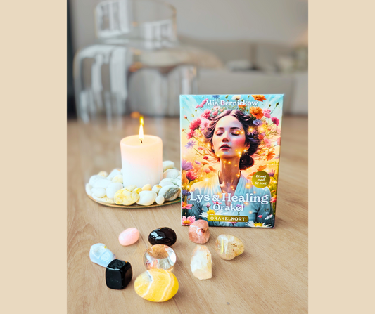 Lys & Healing Orakel-kortsæt med 52 kort, der tilbyder lys, healing, indre ro og balance. Skabt af Mia Bernickow, inspireret af hendes spirituelle rejse og kærlighed til dyr og familie, for at støtte din egen spirituelle udvikling.