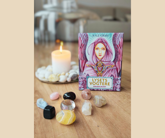 Lysets Vogtere orakelkortsæt af Kyle Gray, der hjælper dig med at udvikle din intuition og forbinde med 45 spirituelle guider, ærkeengle og opstegne mestre. Kortsættet fungerer som en bro mellem den fysiske og spirituelle verden og tilbyder vejledning, healing og inspiration til din livsrejse.
