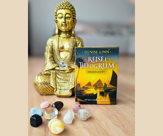 Rejse i Tid og Rum orakelkortsæt med 44 kort, der guider dig gennem historiske perioder og møder med åndelige mestre som Buddha, Rumi, Frans af Assisi og Lao Tsu. Oplev civilisationer som Atlantis og Egypten og få indsigt, der hjælper dig med at forstå både dig selv og verden. Skabt af Denise Linn.
